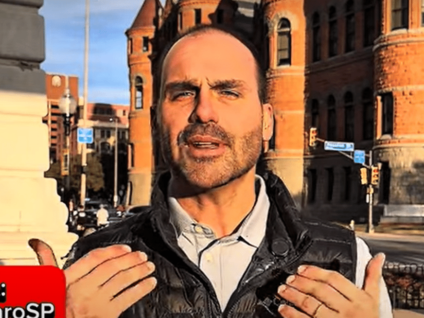 Eduardo Bolsonaro anunciou licença em vídeo publicado nas redes (Foto: Reprodução/YouTube)