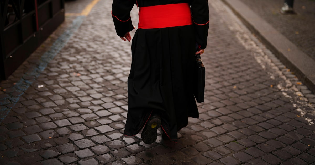 Em Roma, muitos dos cardeais que vão eleger o novo papa são de uma geração intermediária entre os “novos” e os “velhos”. Daí porque tantos falam que o futuro pontífice deve ter um perfil conciliador. (Foto: Francisco Seco/AP)