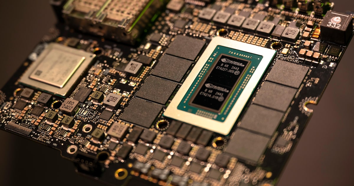 Tarifas sobre pelo menos oito classificações de microchips fabricados nos Estados Unidos foram reduzidas para zero. (Foto: Mike Kai Chen/NYT)