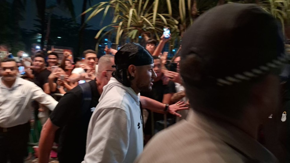 Neymar sendo celebrado por uma multidão de fãs na porta do hotel, em Maceió (Foto: Ana Canhedo)