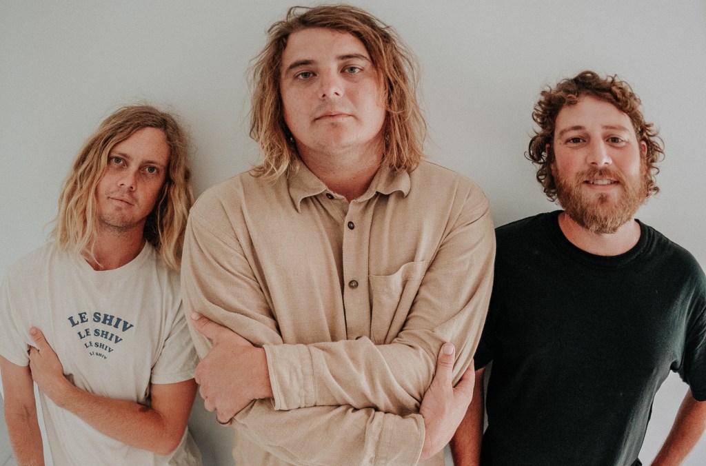 Skegss faz versão de 'If It Makes You Happy' de Sheryl Crow em programa musical