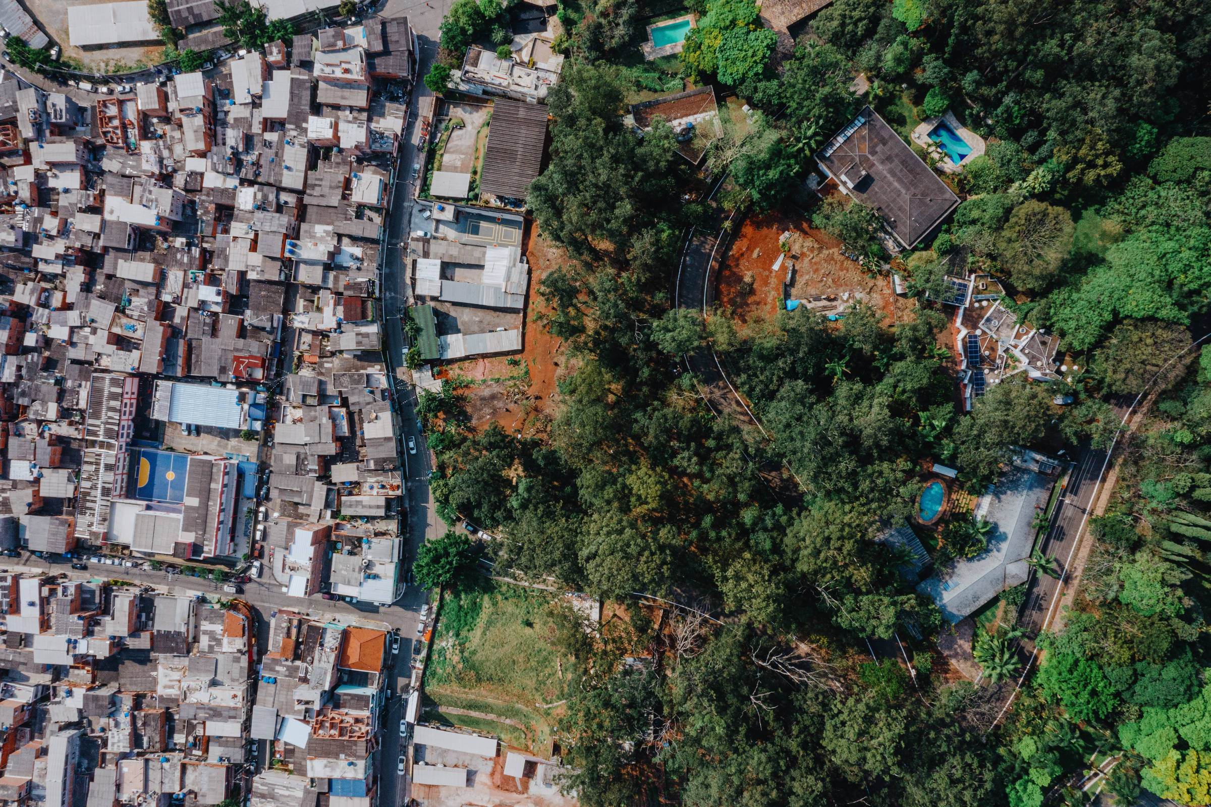 Vista aérea da divisa entre Paraisópolis e Morumbi, em São Paulo (Foto: Gabriel Cabral - 18.set.21/Folhapress)