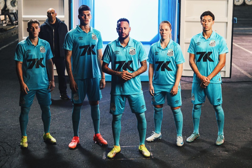 Santos lança uniforme azul em homenagem a Neymar e supera meta de vendas para 2025