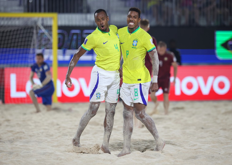 Catarino comemora gol na final da Copa do Mundo de Futebol de Areia (Foto: Alex Grimm - FIFA/FIFA via Getty Images)  
Filipe comemora gol da virada brasileira (Foto: Tullio Puglia - FIFA/FIFA via Getty Images)  
Brasil fez seis a zero na Espanha e se classificou para as semifinais da Copa do Mundo de Futebol de Areia (Foto: Divulgação/FIFA)  
Alisson comemora gol do Brasil na Copa do Mundo de Futebol de Areia (Foto: Divulgação / FIFA)  
Brasil e Portugal se enfrentaram na semifinal da Copa do Mundo de Futebol de Areia, em Seichelles (Foto: Reprodução/FIFA)  