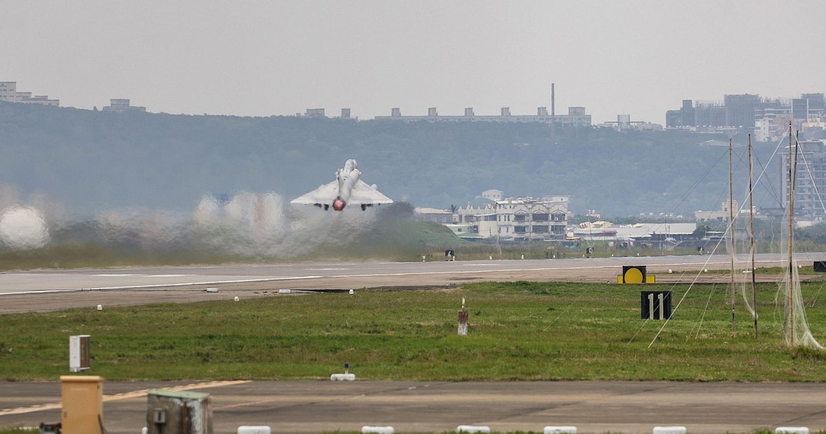 Um caça da Força Aérea de Taiwan realiza um exercício militar (Foto: I-hwa Cheng/AFP)