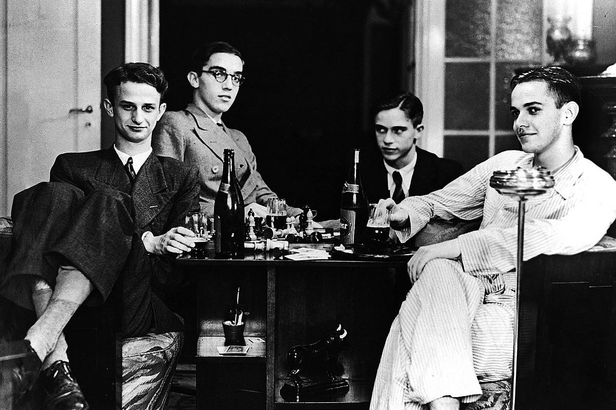 Cinema: o crítico teatral Décio de Almeida Prado (esq.) e o crítico de cinema Paulo Emílio Salles Gomes (dir.), em mil novecentos e trinta e quatro, membros do Clube de Cinema que deu origem à Cinemateca. (Foto: Acervo da Cinemateca Brasileira coleção Paulo Emílio Salles Gomes)