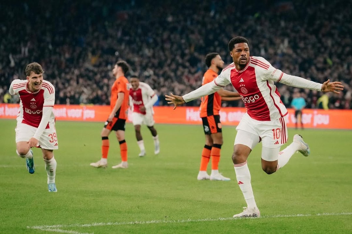 Ajax comunica dispensa de sete jogadores por mensagem no WhatsApp