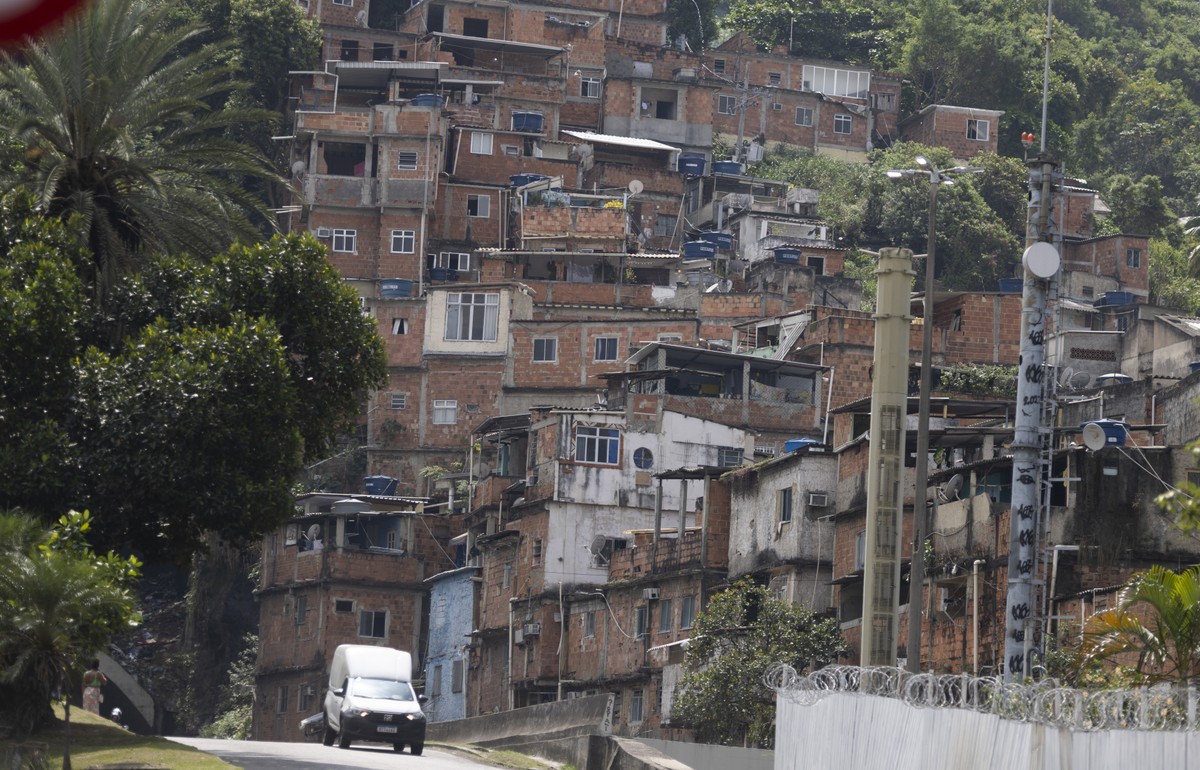Tiroteio entre facções marca madrugada de violência no Morro dos Macacos