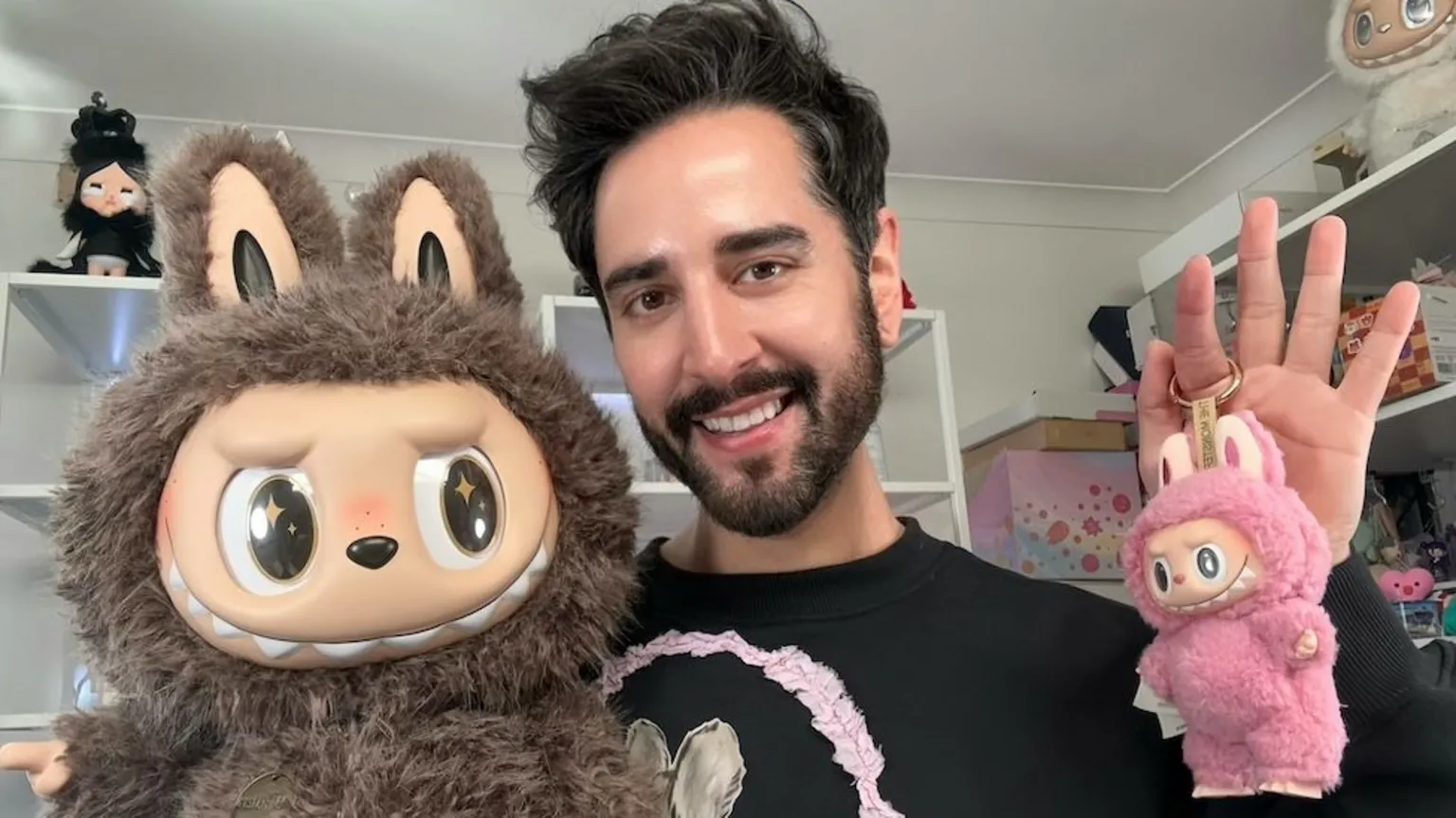 James Welsh, 36 anos, é um YouTuber com milhares de visualizações em seus vídeos de unboxing da Labubu. (Foto: James Welsh)