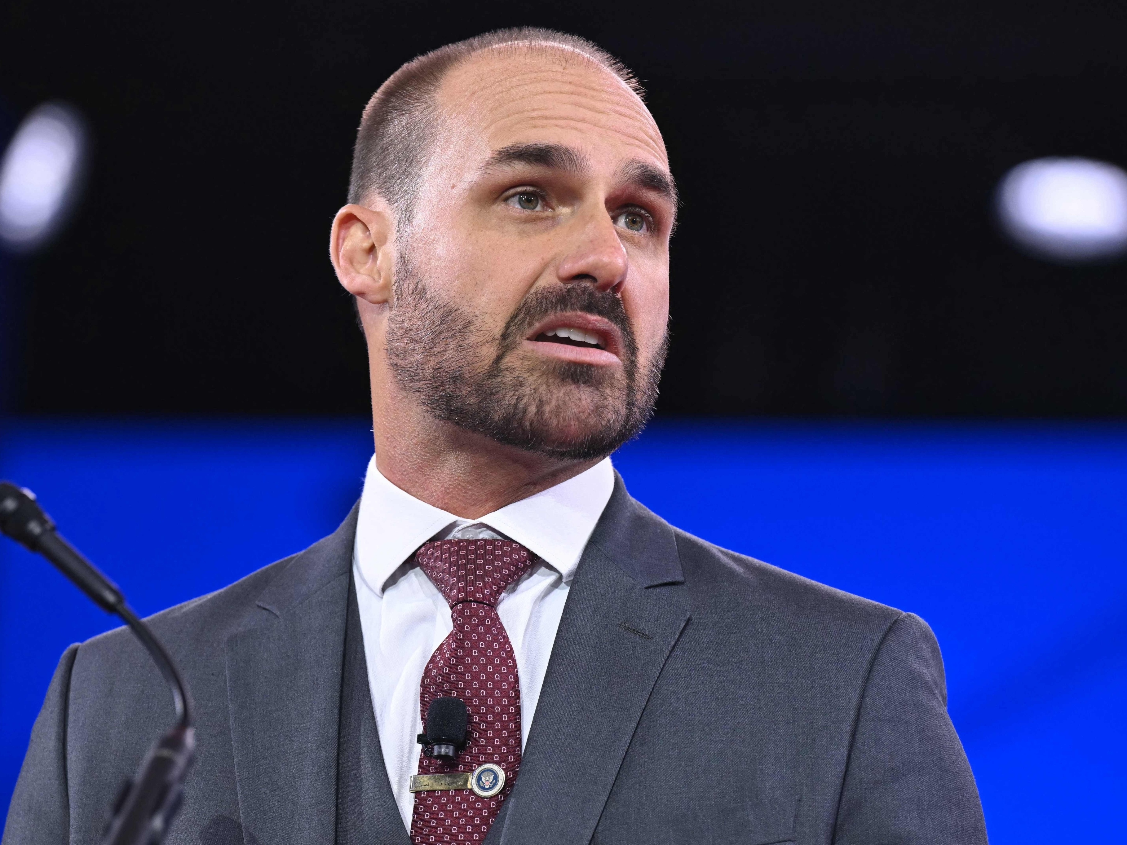 Eduardo Bolsonaro critica Moraes e afirma que pressão sobre a família aumentou