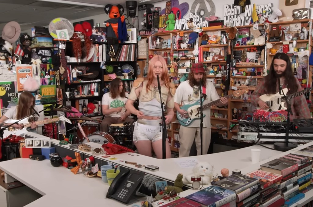 Wet Leg apresenta novas músicas do álbum 'Moisturizer' em show da NPR