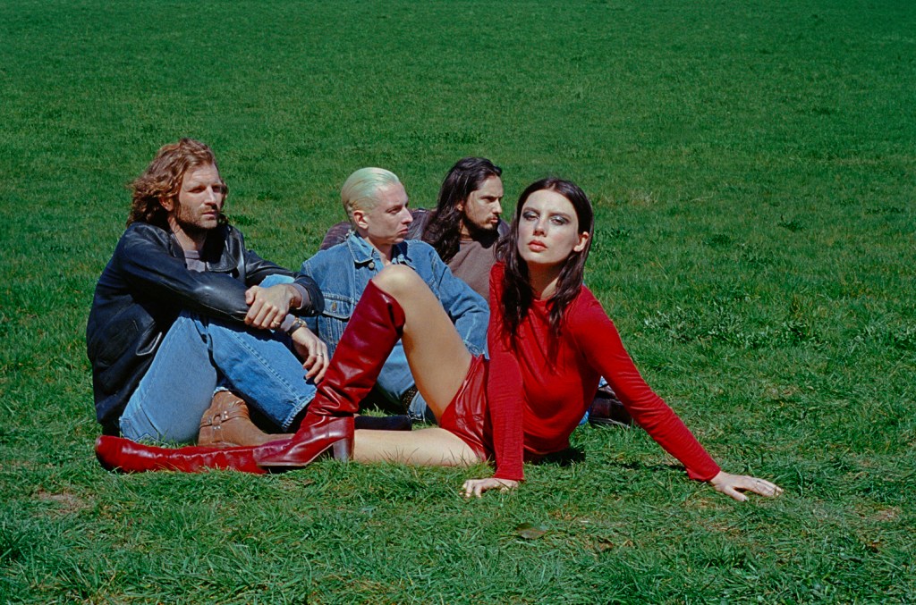 Wolf Alice está prestes a lançar seu quarto álbum, 'The Clearing', e compartilhou a data de lançamento e um novo single para comemorar. (Foto: Reprodução)