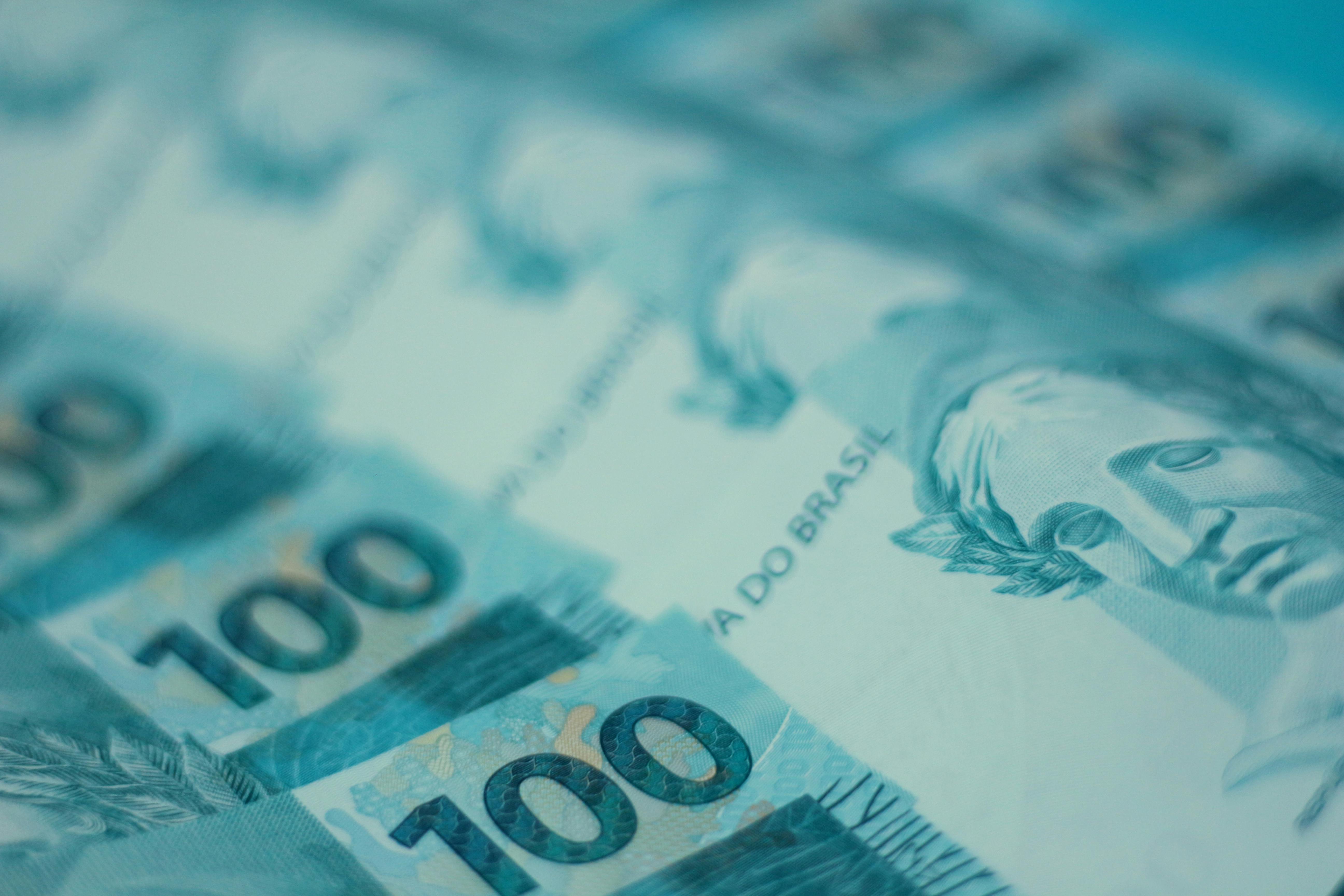 Taxas dos DIs recuam com queda do dólar e ações do governo contra tarifas