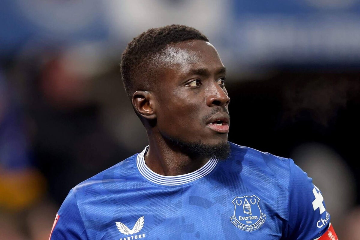 Idrissa Gueye renova contrato e permanece no Everton por mais uma temporada