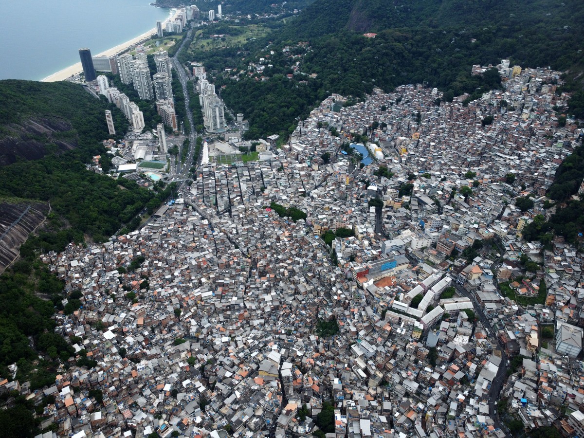 Tráfico no Rio se fortalece com arsenal de 1.500 fuzis em fortaleza blindada