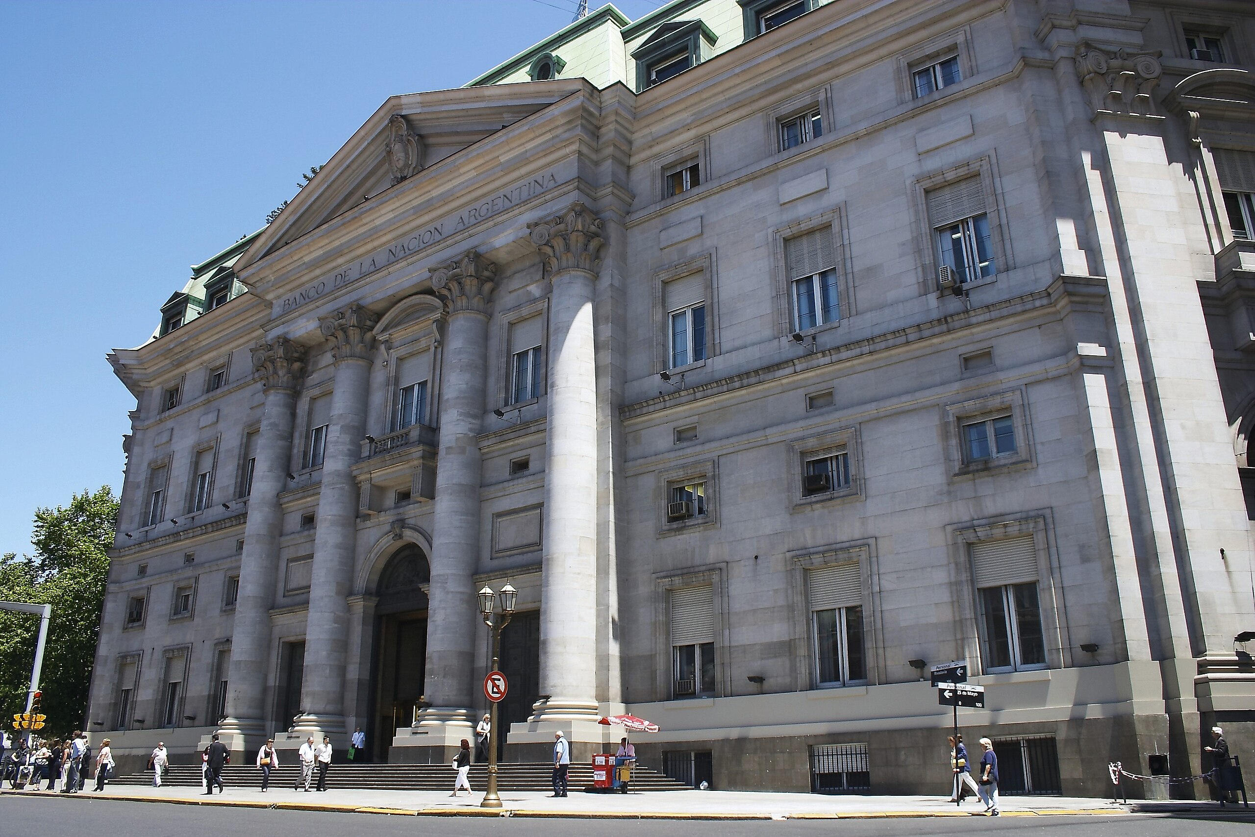 Banco Nacional da Argentina, Sede e Agência Plaza de Mayo, Buenos Aires, Argentina. Entre mil oitocentos e cinquenta e sete e mil oitocentos e oitenta e oito, o Teatro Colón funcionou nesta propriedade. Então, entre mil novecentos e quarenta e mil novecentos e cinquenta e cinco, este edifício projetado por Alejandro Bustillo foi construído. (Foto: Wikimedia Commons)

Um homem segura um cartaz que diz “Milei vigarista. Não ao FMI” durante um protesto de aposentados e sindicalistas contra o governo do presidente argentino Javier Milei, em frente ao Congresso. (Foto: Tomas Cuesta/AFP)