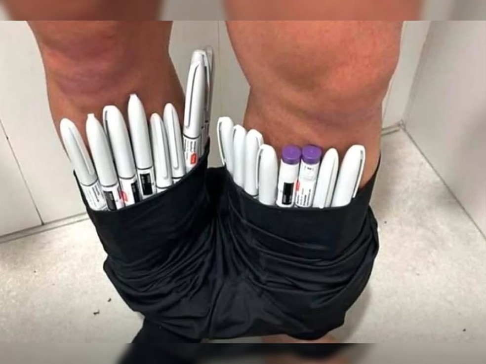 Passageiro é flagrado no Aeroporto de Fortaleza com dezenas de canetas de Mounjaro escondidas nas meias e na cueca. (Foto: Reprodução)