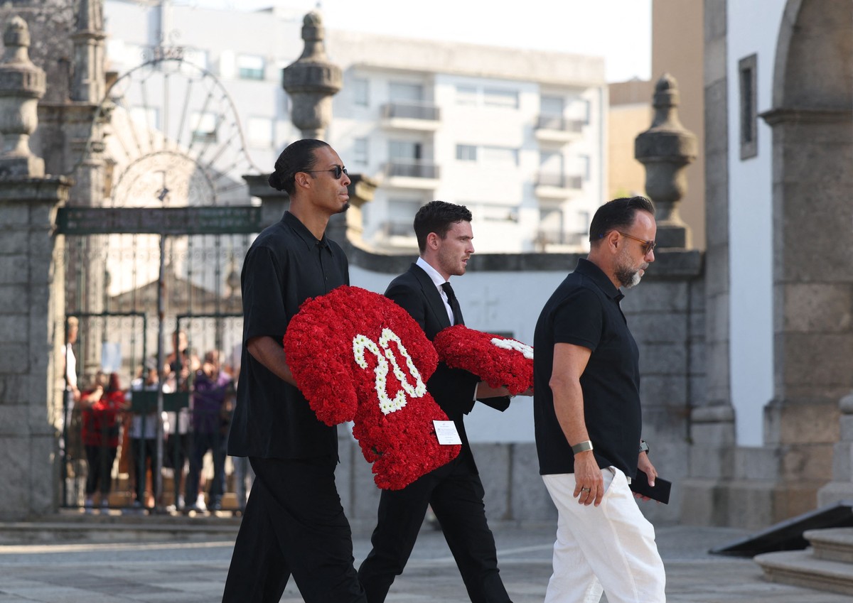 Liverpool homenageia Diogo Jota ao pagar contrato e aposentar camisa 20