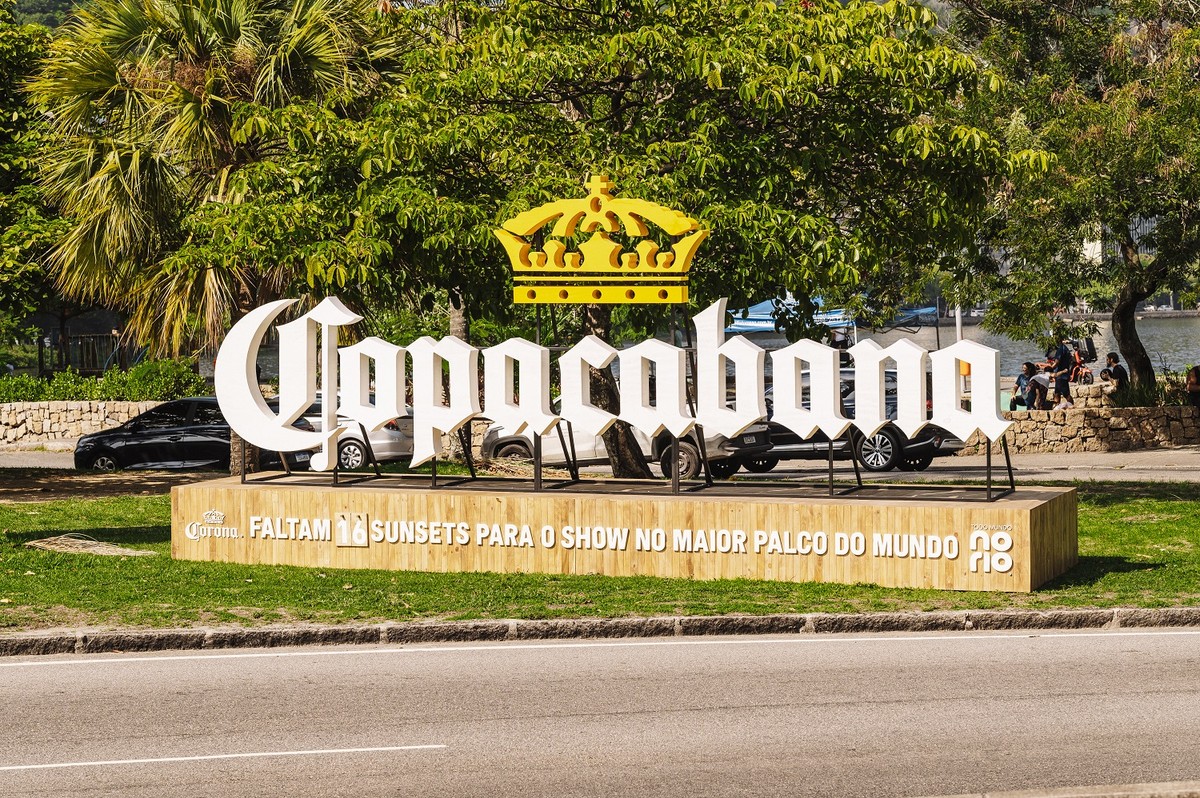 Empresas investem no patrocínio de eventos: publicidade da Corona em alusão ao show de Lady Gaga em Copacabana em maio. Totem localizado na Lagoa, na Zona Sul do Rio (Foto: Alex Woloch/ O Globo)