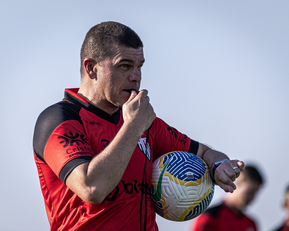 Umberto Louzer passou pelo Atlético-GO na temporada 2024 (Foto: Ingryd Oliveira/ACG)