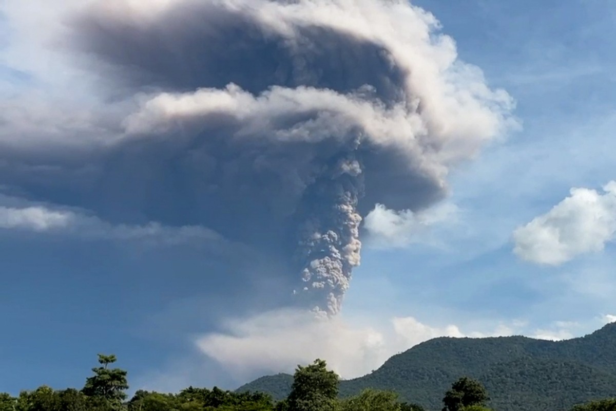 O Monte Lewotobi Laki-Laki entra em erupção expelindo cinzas vulcânicas (Foto: Bung Sila / AFP)