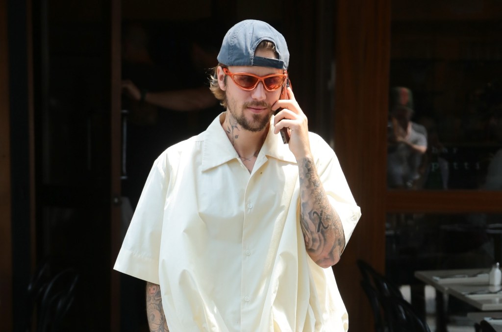 Justin Bieber lança 'SWAG' e responde perguntas sobre sua carreira e vida pessoal