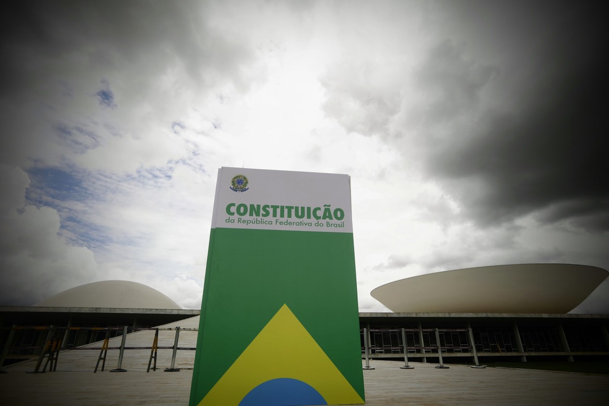 A democracia enfrenta desafios que podem ameaçar sua continuidade