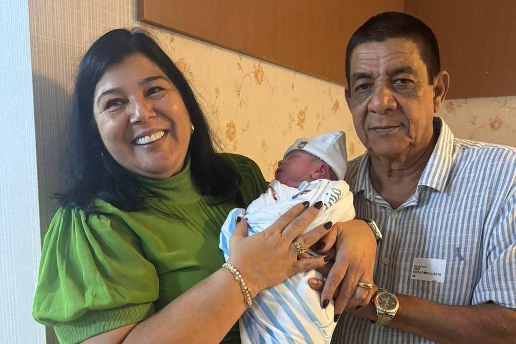 Zeca Pagodinho e Monica Silva apresentam o sétimo neto (Foto: @zecapagodinho no Instagram)