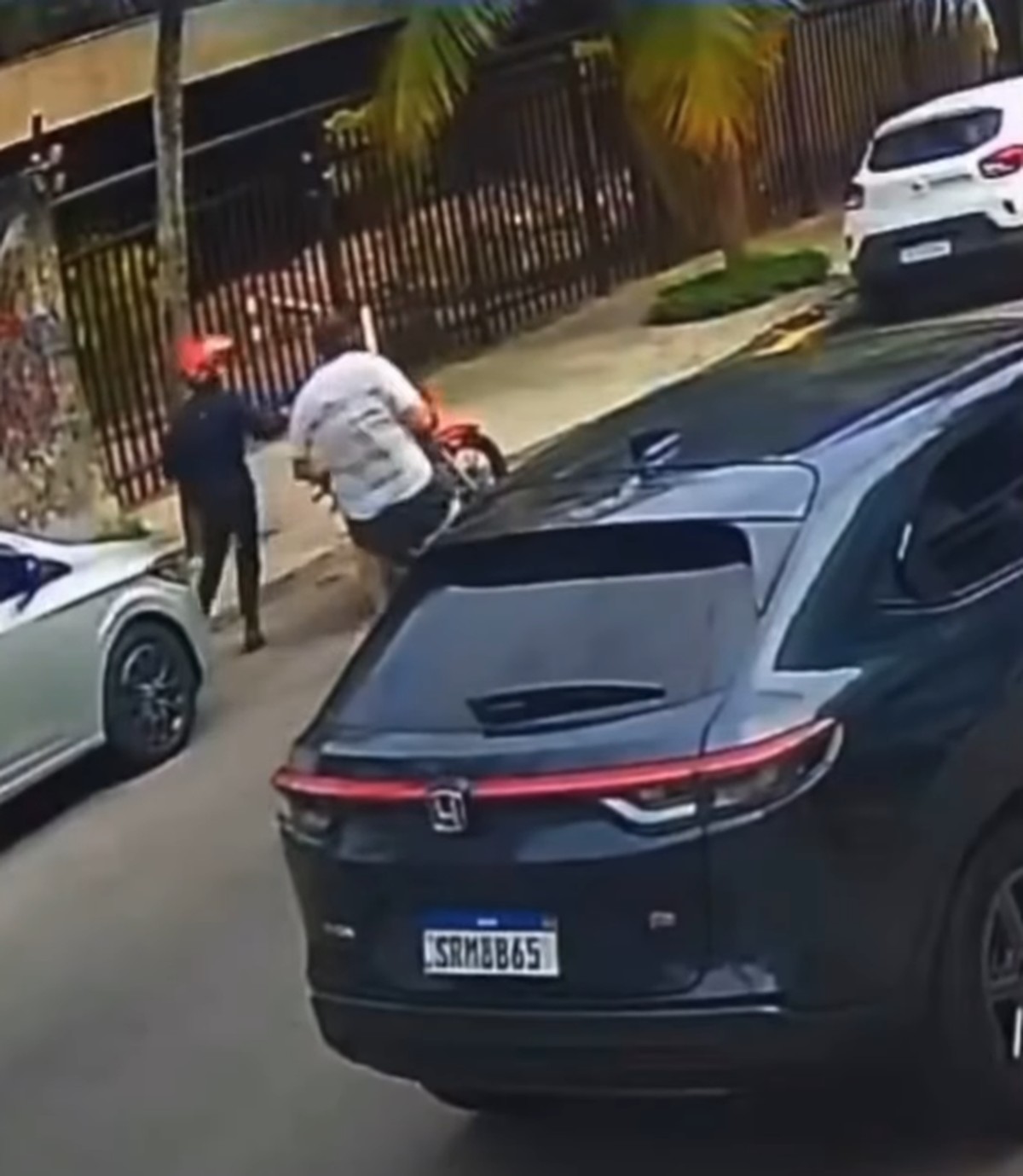 Moradores capturam ladrão que usou arma falsa para assaltar casal com bebês na Barra