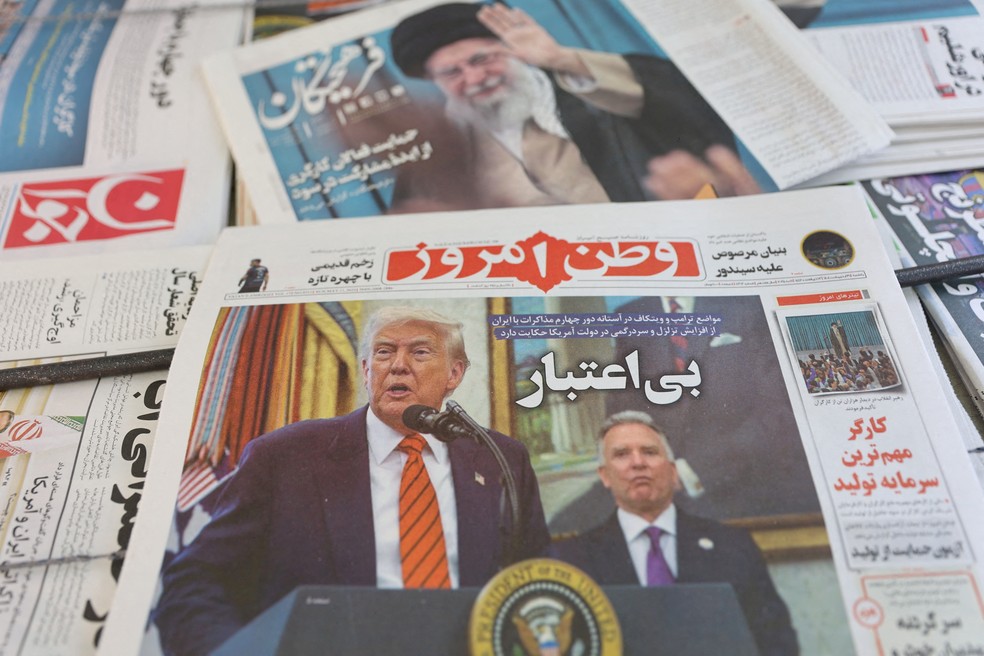 Jornal iraniano com a foto de Trump e do enviado dos EUA ao Oriente Médio, Steve Witkoff, é visto em Teerã, em 11 de maio (Foto: Reuters)