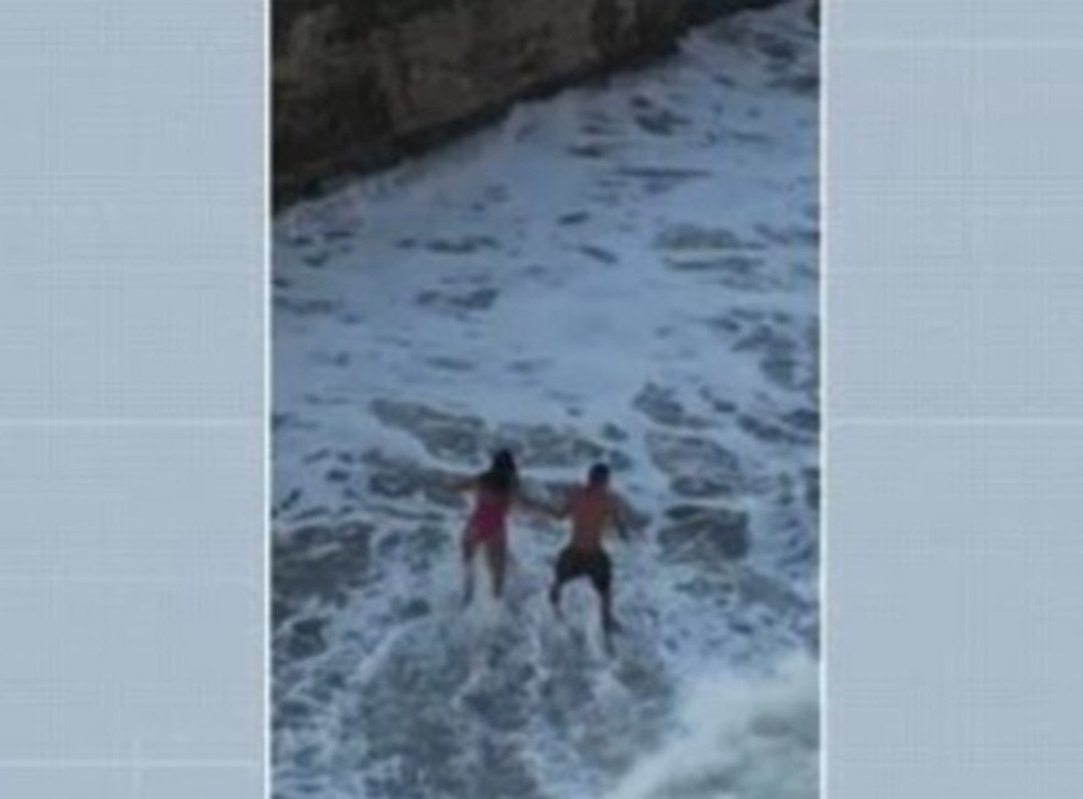 Jovens que se afogavam na praia de Brasília Teimosa foram resgatados por moradores e por um policial que estava de folga (Foto: Reprodução/TV Globo)
