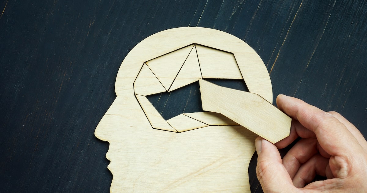 Mudar alguns hábitos de vida pode melhorar a função cerebral de quem já apresenta sinais iniciais de Alzheimer (Foto: Vitalii Vodolazskyi/Adobe Stock). Uma nova pesquisa identificou dezessete fatores sobrepostos que afetam o risco de AVC, demência e depressão tardia, sugerindo que várias mudanças no estilo de vida poderiam simultaneamente reduzir o risco das três condições (Foto: Lucy Jones/New York Times).