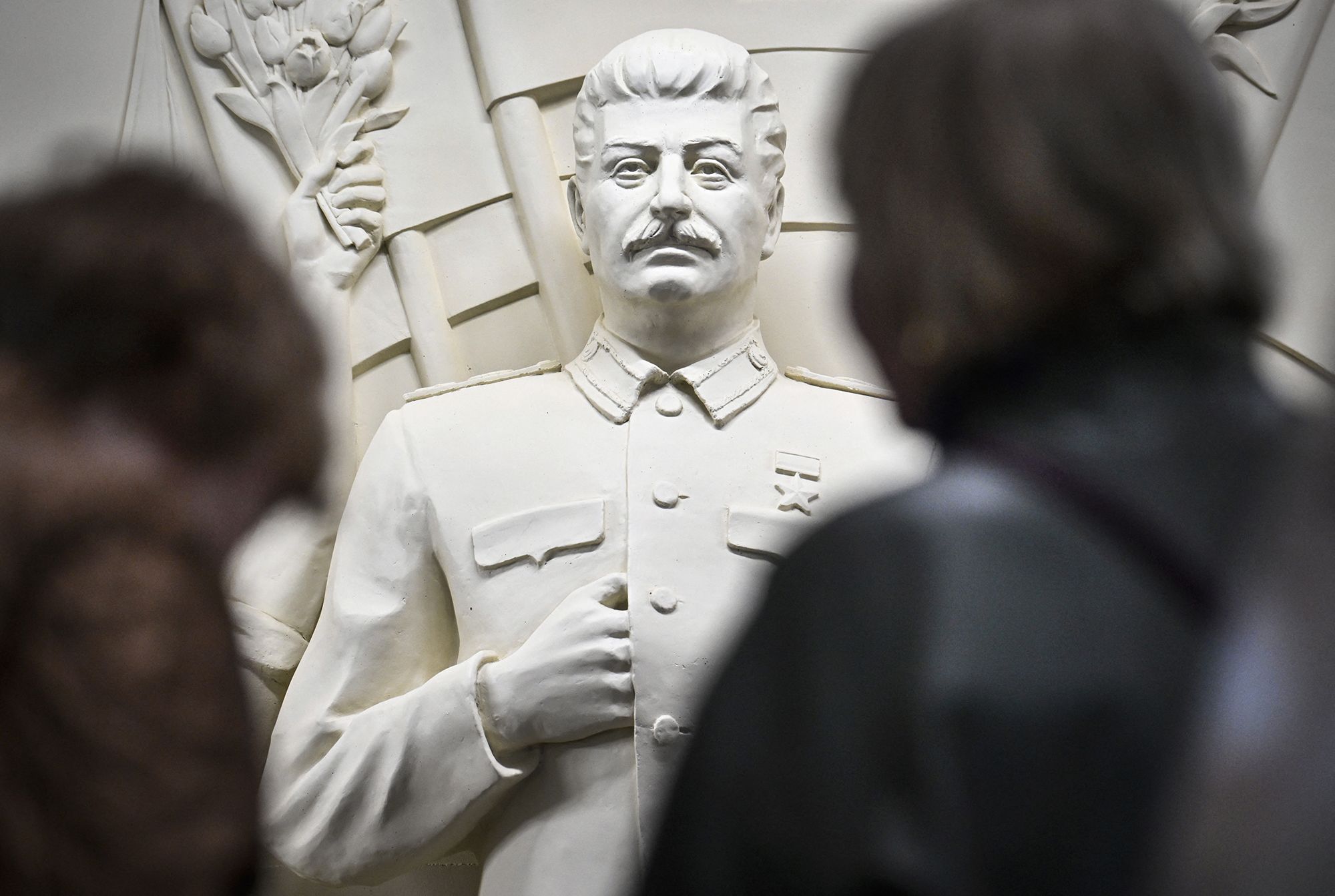 Monumento de Stalin no metrô de Moscou gera polêmica entre cidadãos