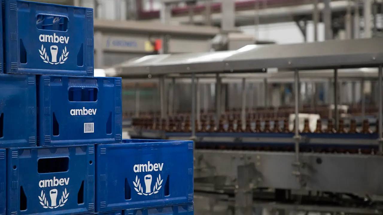 Ambev registra lucro de 13,8% no 2º trimestre e anuncia dividendo de R$ 0,1283