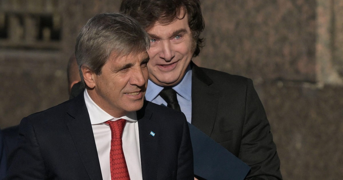O ministro da Economia da Argentina, Luis Caputo, e o presidente Javier Milei. (Foto: Juan Mabromata/AFP)