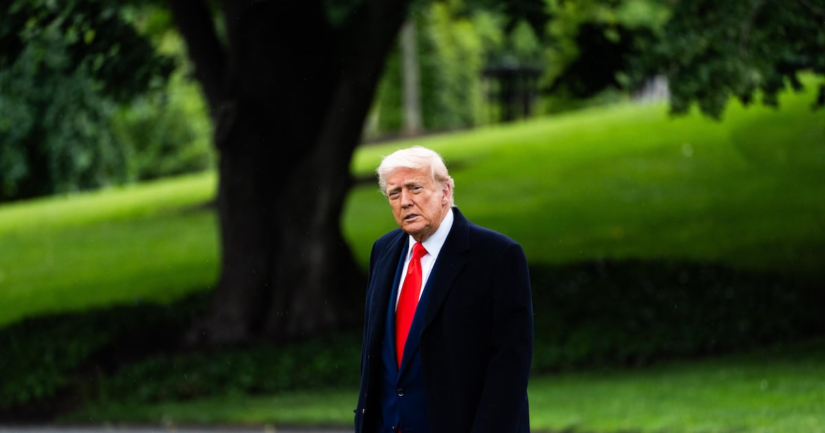 O presidente dos Estados Unidos, Donald Trump, caminha na Casa Branca, em Washington. (Foto: Demetrius Freeman/The Washington Post)