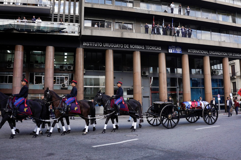 Cavalaria uruguaia transporta corpo do ex-presidente do país José Mujica no início do cortejo fúnebre do corpo de Mujica, em 14 de maio de 2025. — Foto: Andres Cuenca/ Reuters