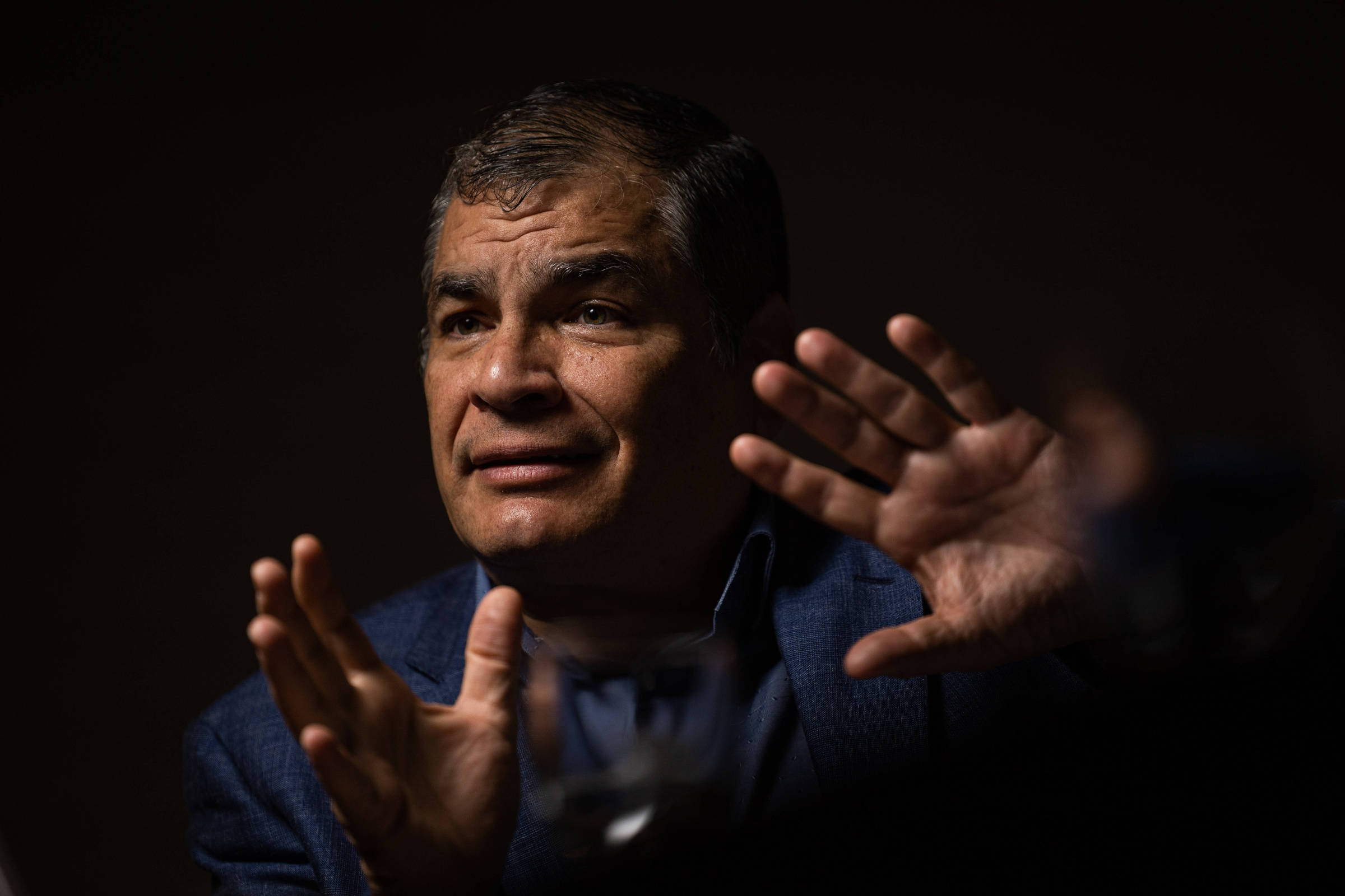 Rafael Correa critica desafios de governar como Lula enfrenta atualmente