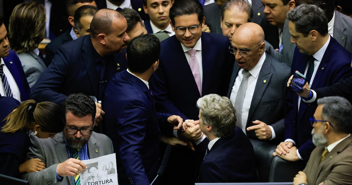 Hugo Motta propõe afastamento de 5 deputados por motim na Câmara dos Deputados