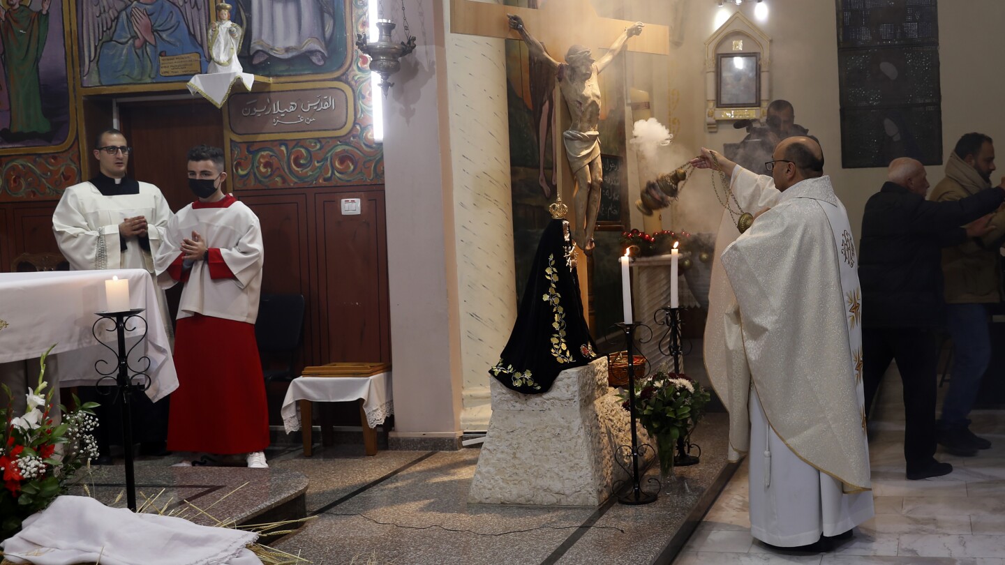 Ataque aéreo em Gaza atinge igreja católica e deixa vários feridos