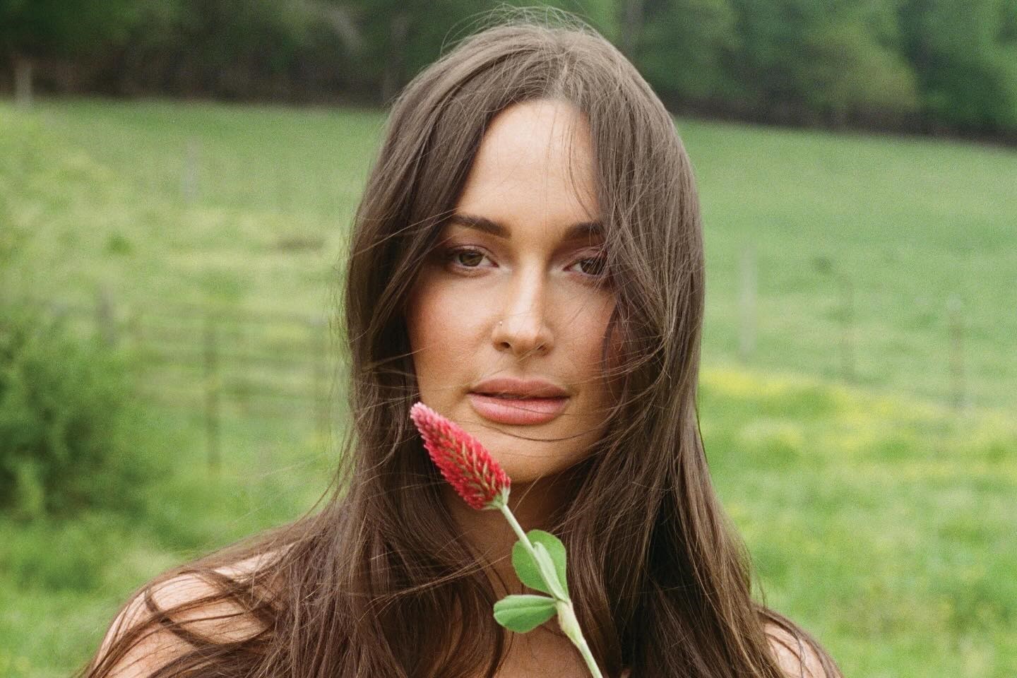 Kacey Musgraves promove inclusão da comunidade LGBTQIA+ na música country