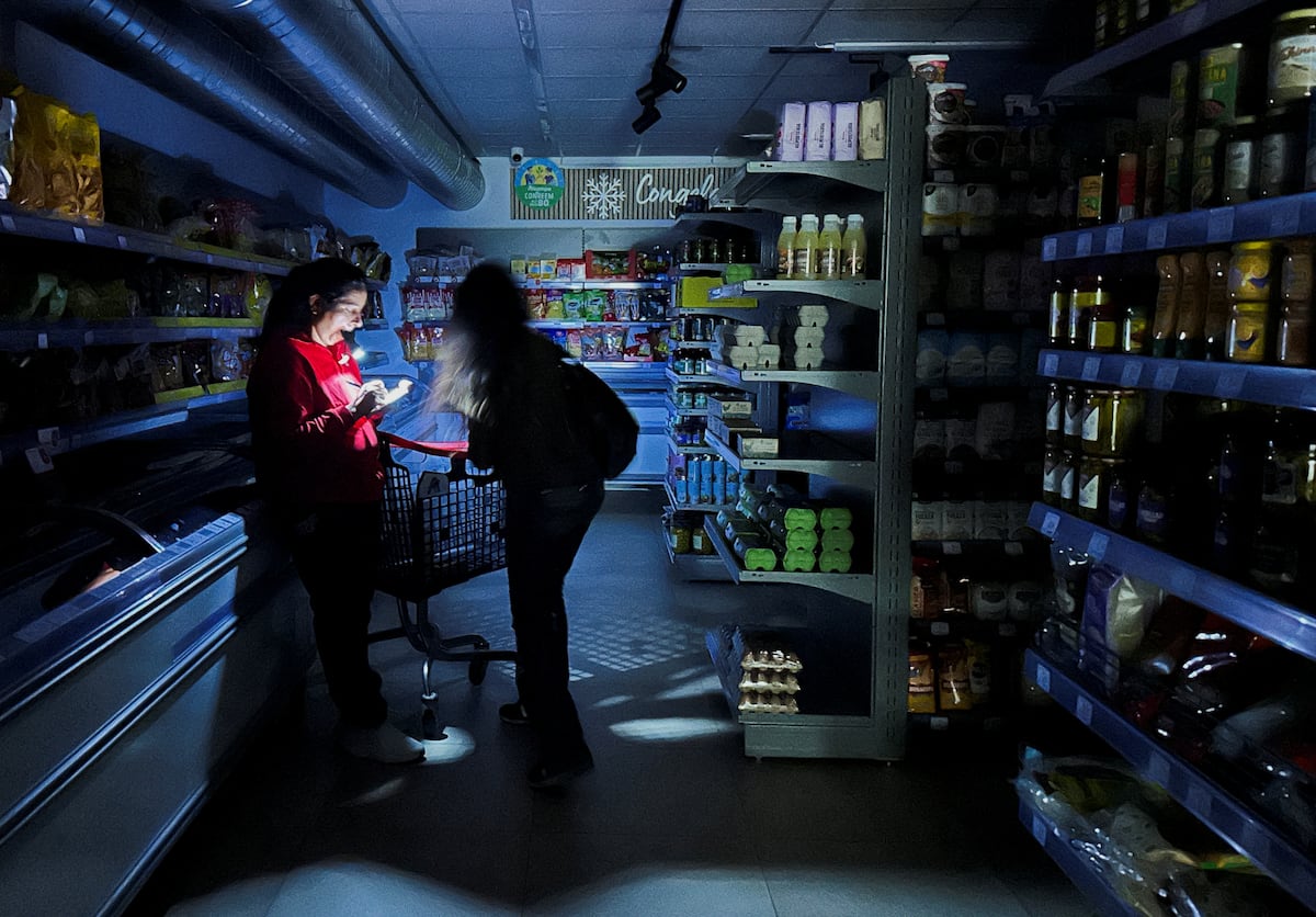 Um supermercado de Barcelona durante o apagão do dia 28 de abril. (Foto: Nacho Doce/REUTERS)