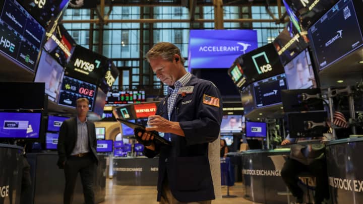 Futuros de ações permanecem estáveis enquanto investidores aguardam decisões do Fed