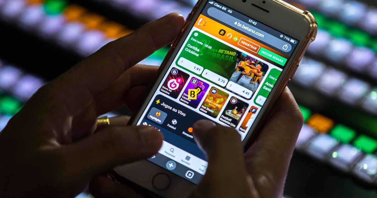 Uma pessoa manipula um celular em um site de apostas esportivas (Foto: Joedson Alves/Agência Brasil)