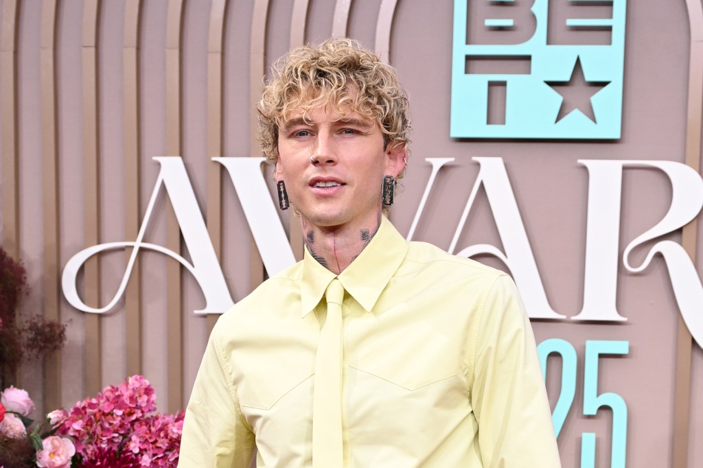 MGK afirma que críticos são apenas 'conformistas' que buscam se encaixar