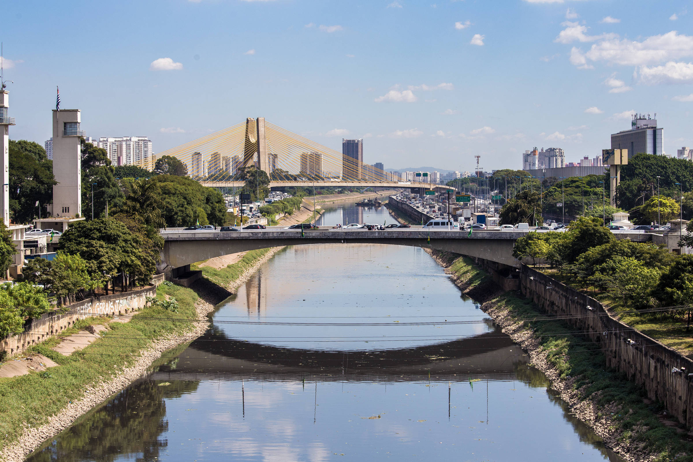 A ponte das Bandeiras, que homenageia Romeu Tuma, é um dos endereços que devem ter nome alterado por relação com a ditadura (Foto: Alberto Rocha/Folhapress)