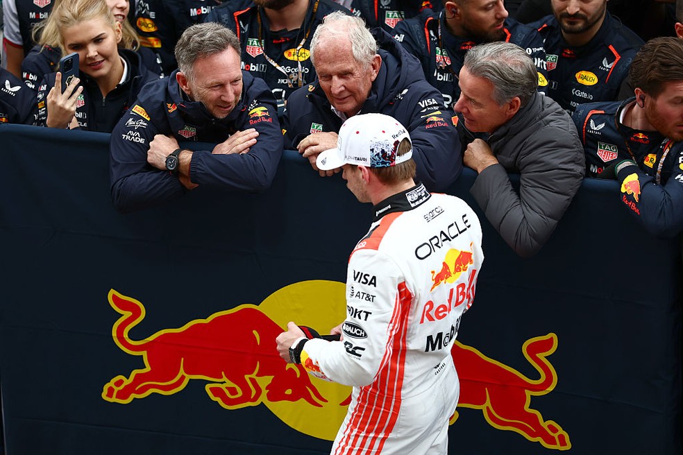 Christian Horner e Helmut Marko conversam com Max Verstappen após vitória no GP do Japão da Fórmula 1 em 2025 (Foto: Zak Mauger/LAT Images)