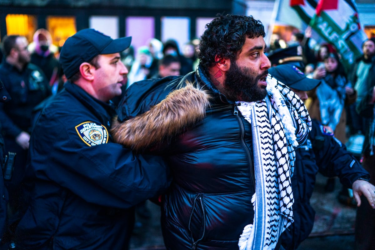 Policiais arrestam um manifestante propalestino durante uma protesta perto da Universidade de Columbia, este quarta-feira em Nova York. (Foto: Eduardo Muñoz/Getty Images)
