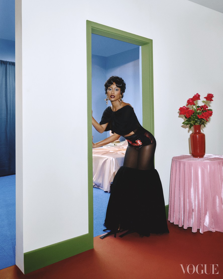 Taís Araujo usa vestido e hot pants Simone Rocha e brincos Dolce & Gabbana (Foto: Vogue Brasil/ MAR+VIN)