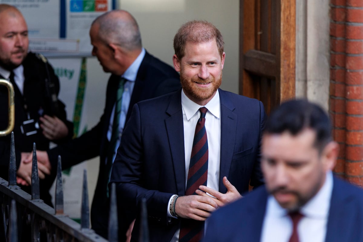 El príncipe Enrique, este 9 de abril a sua saída do Tribunal de Apelaciones de Londres (Foto: TOLGA AKMEN/AFP)